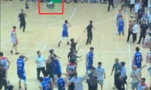 重庆酉阳县一篮球赛中爆发冲突 观众往场内扔杂物 有人扔钢盆