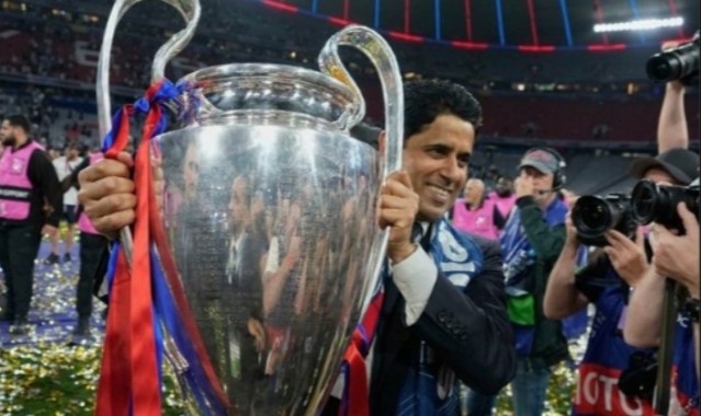 九游体育入口-他比姆总先拿欧冠了巴黎主席纳赛尔开心捧欧冠奖杯，笑容满面