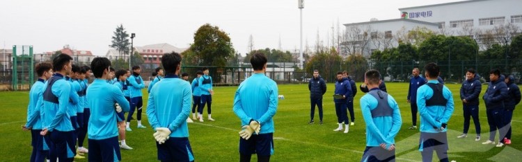 九游体育官网-莫拉携教练团队与队员们会合，开启其上任后的首次冬训课