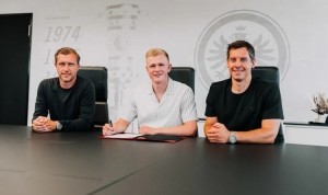 官方：法兰克福签下美因茨前锋布尔卡特，据悉转会总价2300万欧